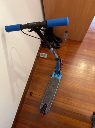 Patinete infantil azul y rojo