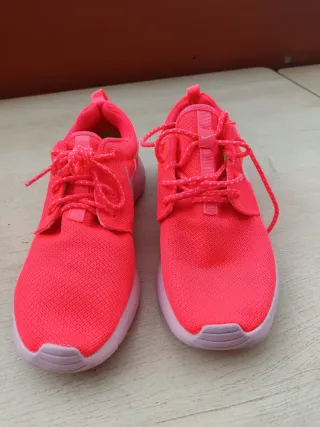 Zapatillas Nike Mujer Roshe Run. Precio negociable