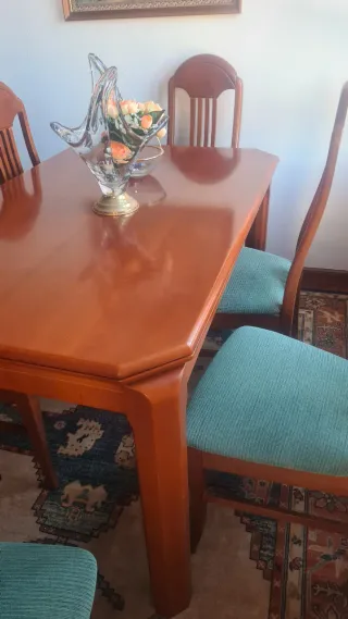 Mesa y sillas de comedor