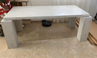 Mesa de salón blanca de madera