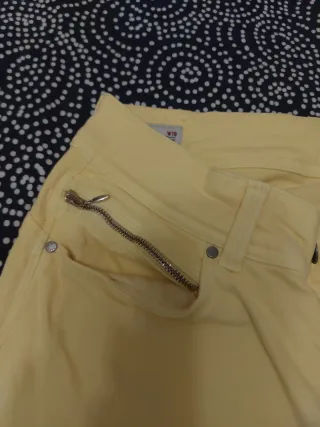 Pantalón vaquero amarillo
