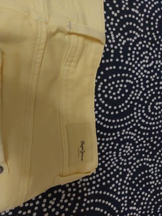 Pantalón vaquero amarillo