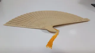 Abanico de madera calada