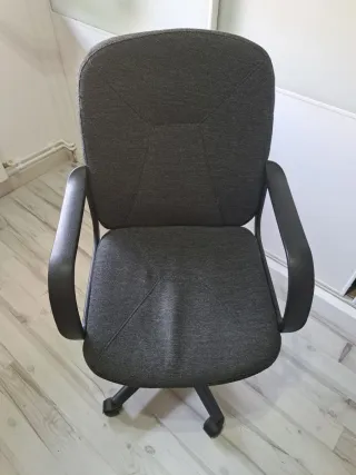 Sillón de oficina gris