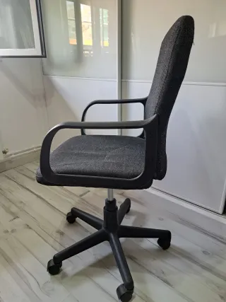 Sillón de oficina gris