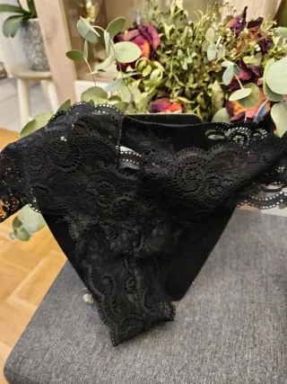 Tanga de encaje negro
