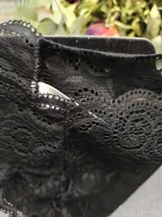 Tanga de encaje negro