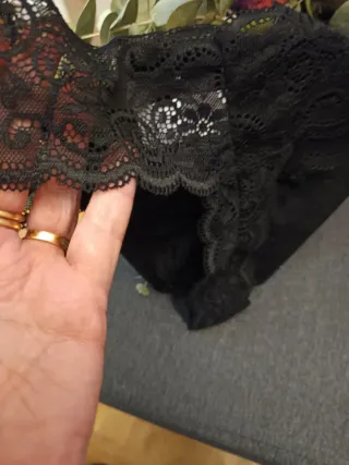 Tanga de encaje negro