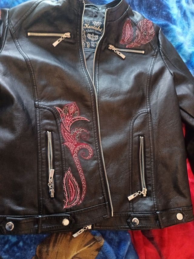 Chaqueta de cuero negra con bordado rosa