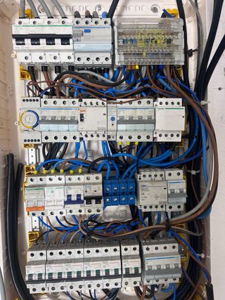 Cuadro eléctrico con magnetotérmicos AEG y Solera