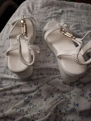 Sandalias blancas con adornos dorados
