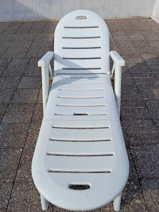 Tumbona de resina blanca, en perfecto uso