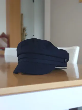 Gorra negra estilo urbano