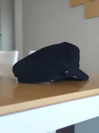 Gorra negra estilo urbano