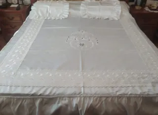 Copriletto matrimoniale in raso con ricami