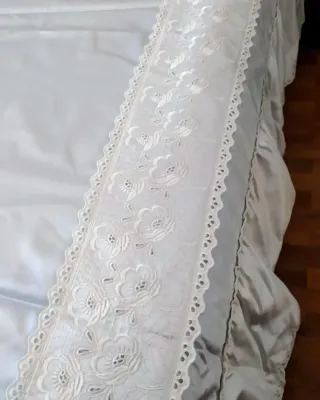 Copriletto matrimoniale in raso con ricami