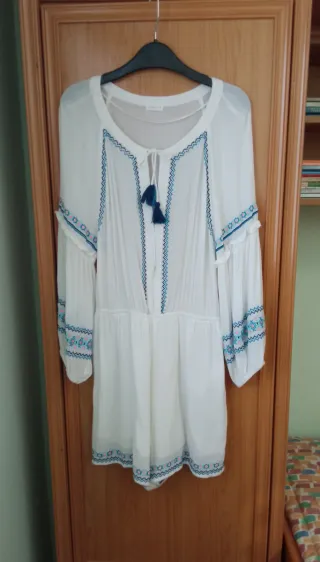 Vestido mono blanco con bordados azules
