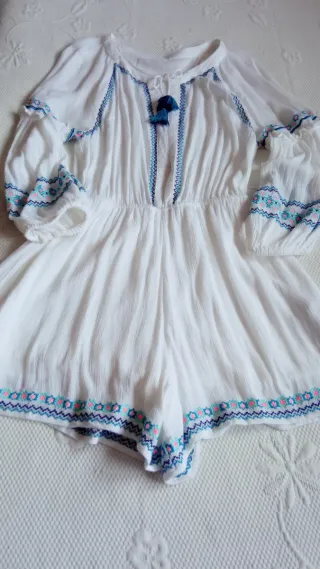 Vestido mono blanco con bordados azules