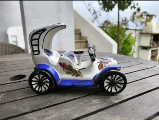 Coche de cerámica Manises pintado a mano