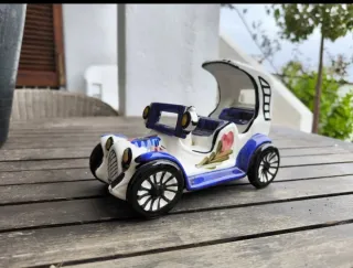 Coche de cerámica Manises pintado a mano