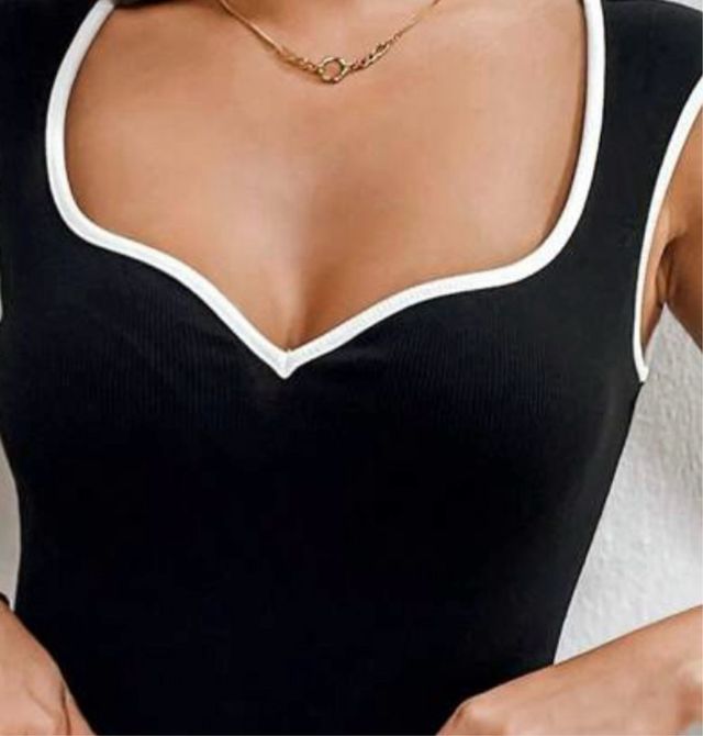 Top negro Shein con ribete blanco