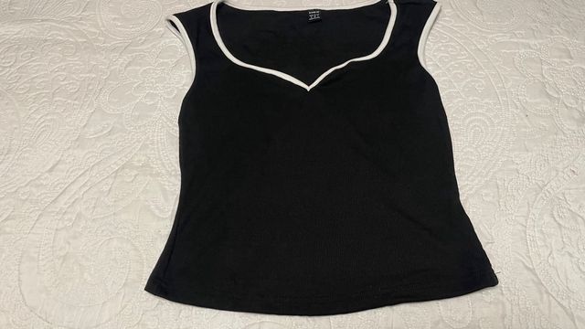 Top negro Shein con ribete blanco