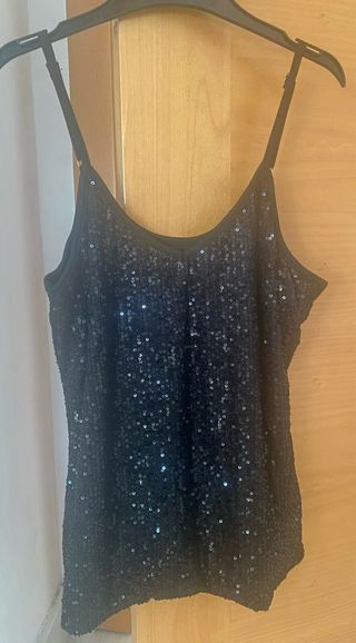 Camiseta lentejuelas negra. 