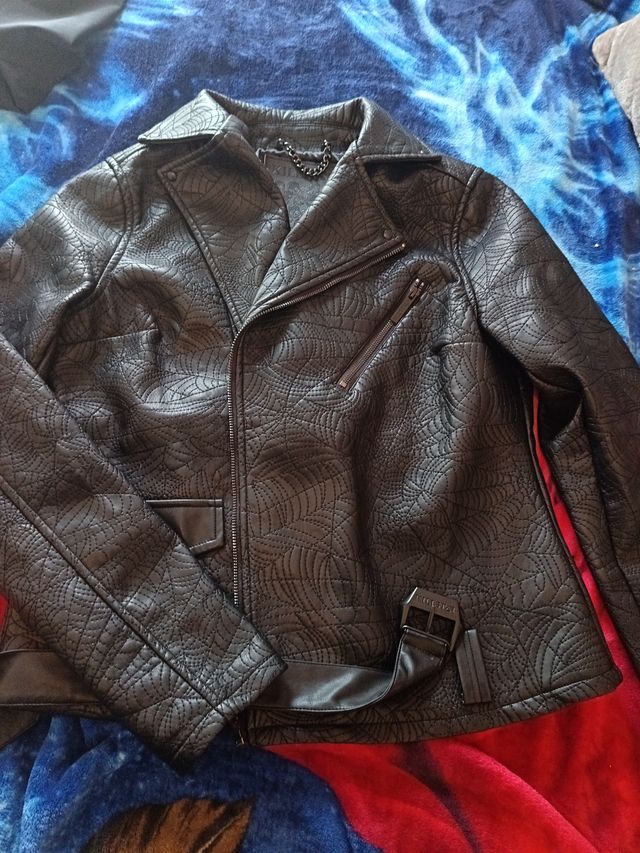 Chaqueta de cuero con telaraña