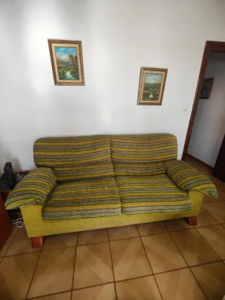 Sofá de tela verde y amarillo