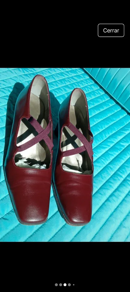 Zapatos de salón granates con tiras cruzadas