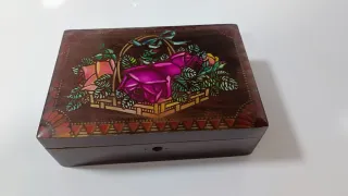 Joyero antiguo de madera con flores
