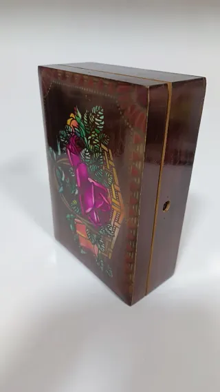 Joyero antiguo de madera con flores
