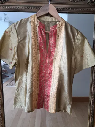Blusa seda dorada con detalles rojos
