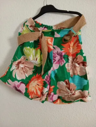 Shorts florales verdes con cinturón talla única 