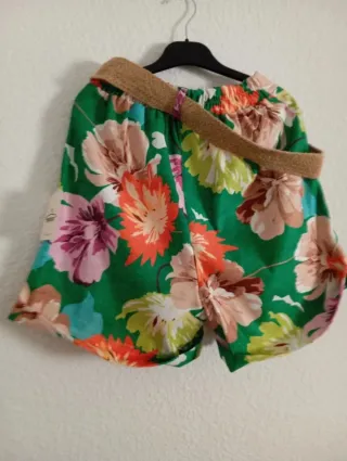 Shorts florales verdes con cinturón talla única 