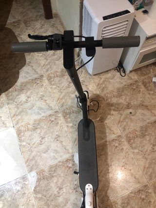 Patinete eléctrico blanco y negro