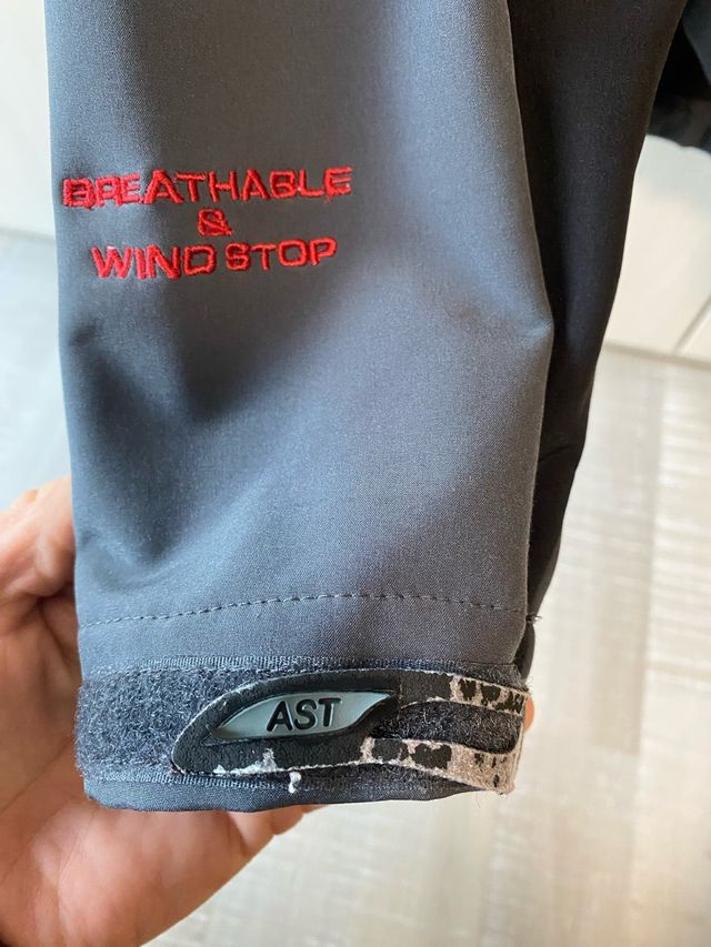 Giacca AST antivento e impermeabile.