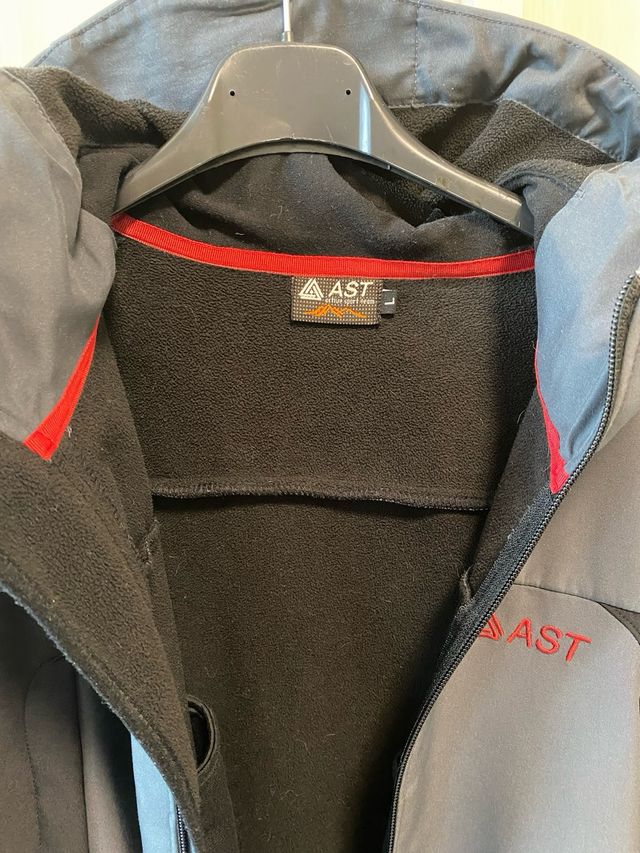 Giacca AST antivento e impermeabile.