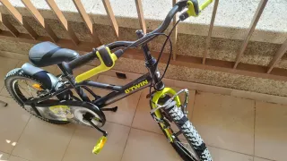 Bicicleta infantil B'Twin negra y verde