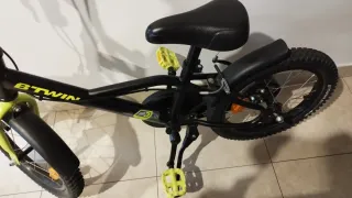 Bicicleta infantil B'Twin negra y verde