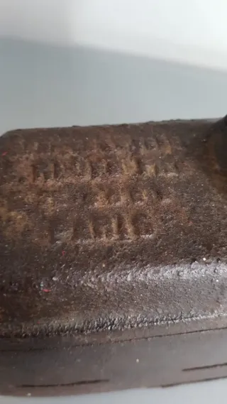 Antigua plancha de sastre de carbón hierro fundido