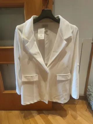 Blazer blanco con etiqueta