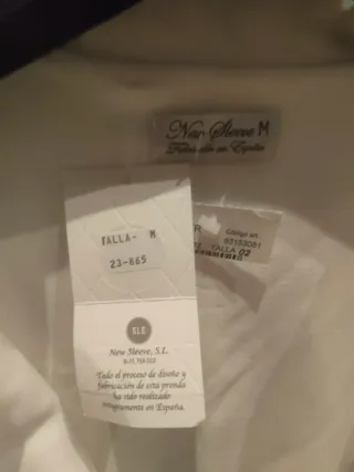Blazer blanco con etiqueta