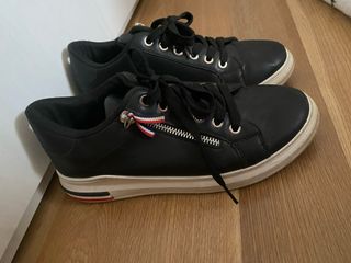 Zapatos negros con cremallera