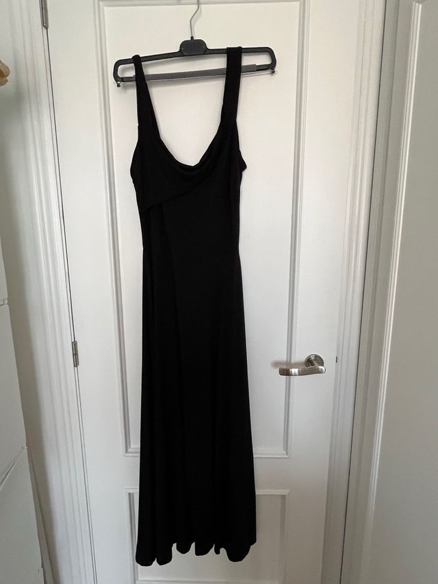 Vestido negro con tirantes anchos .