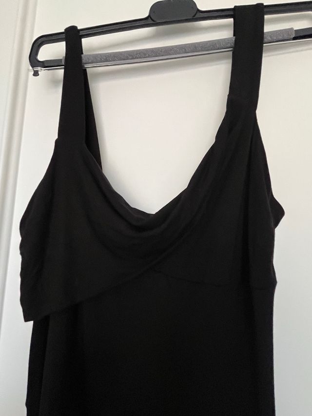 Vestido negro con tirantes anchos .