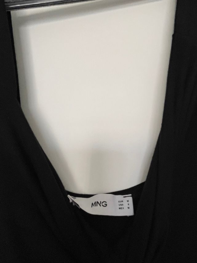 Vestido negro con tirantes anchos .