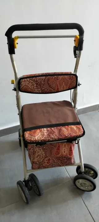 Andador con asiento y bolsa