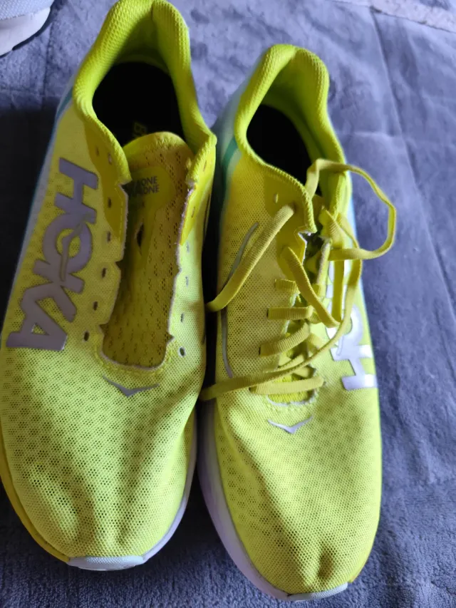 Deportivas Hoka Amarillas y Turquesa