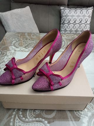 Zapatos NVIAN rosas y plateados con lazo